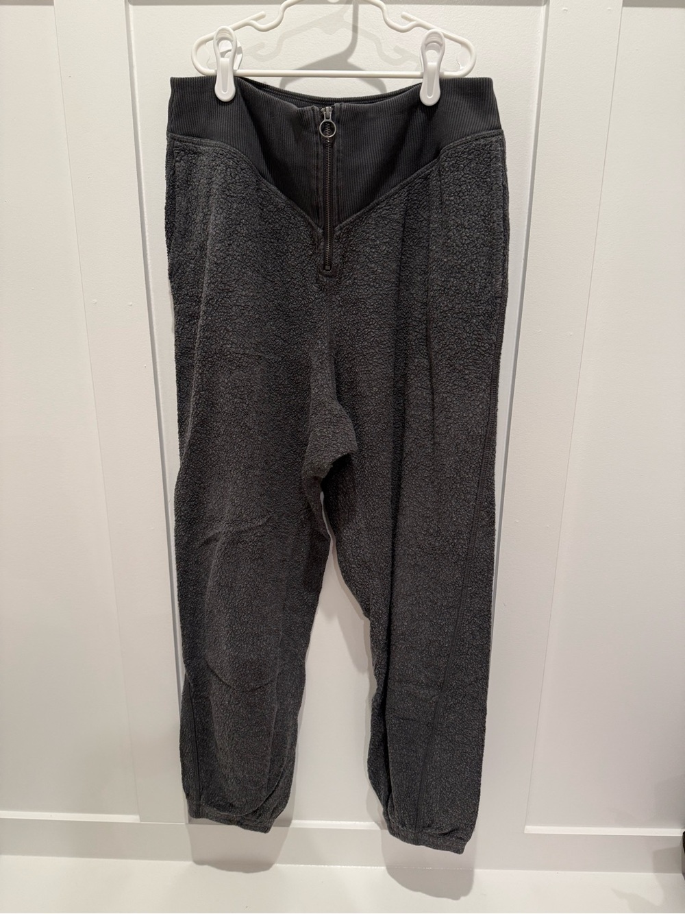 Women’s Aerie Brand Charcoal Fleece Joggers in Very Good Condition, Size Medium